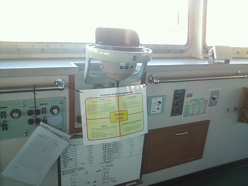 会社としての着離岸時のタグボート使用基準、速度逓減指針等の操船指針作成し、船橋に掲示